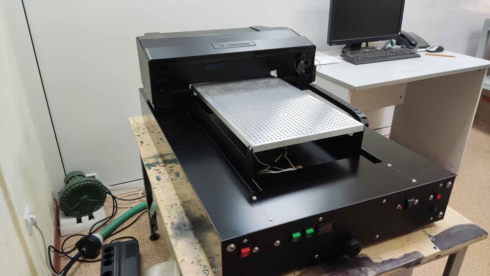 Планшетный принтер с неподвижным столом
